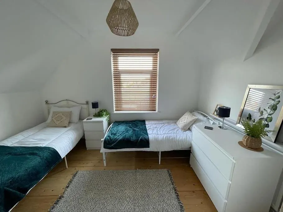 3 Bed Flat Near To Cardiff And Cardiff Bay Apartment 0*,  United Kingdom